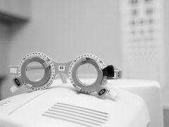 高度近视不是戴“酒瓶底儿”那么简单